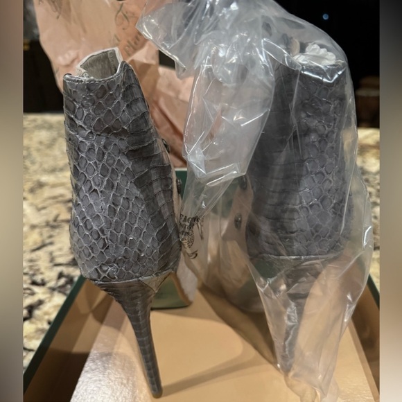 Luxury Green Bottom Chaneli Womens
Feather Suede Snakeskin Ankle Boots, 8.5 - Picture 6 of 10